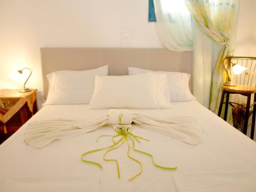 een wit bed met een strik erop bij Melenio Studios in Livadi Astypalaias