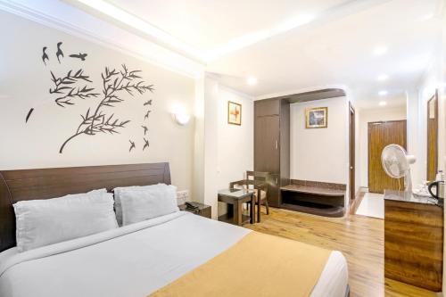een hotelkamer met een bed en een televisie bij Hotel Sher-E-Punjab & Spa in Gangtok
