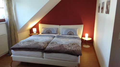 Ένα ή περισσότερα κρεβάτια σε δωμάτιο στο Ruhe pur am Golfplatz Stromberg