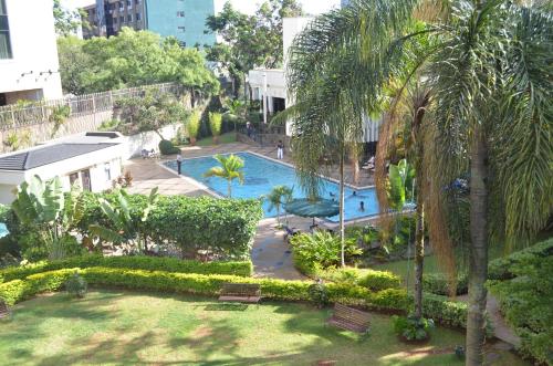 ナイロビにあるJacaranda Hotel Nairobiのスイミングプール付きのリゾートのオーバーヘッドビュー