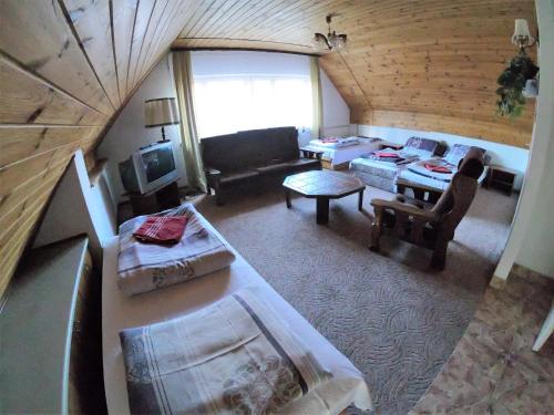 an overhead view of a living room with a couch at Zajazd Tip Top in Iganie