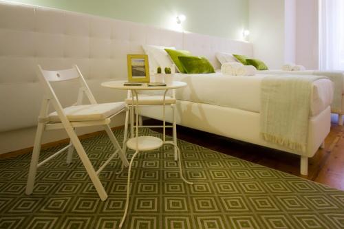 1 dormitorio con 1 cama, 1 mesa y 1 silla en Turista Da Trindade, en Oporto