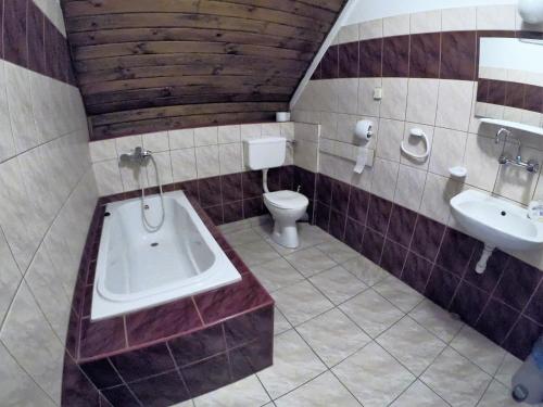 y baño con bañera, aseo y lavamanos. en Zajazd Tip Top, en Iganie