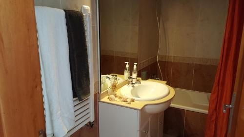 un baño con lavabo y bañera en Casa Sílvia, en Lagos