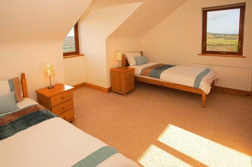 Postel nebo postele na pokoji v ubytování Cottage 238 – Cleggan
