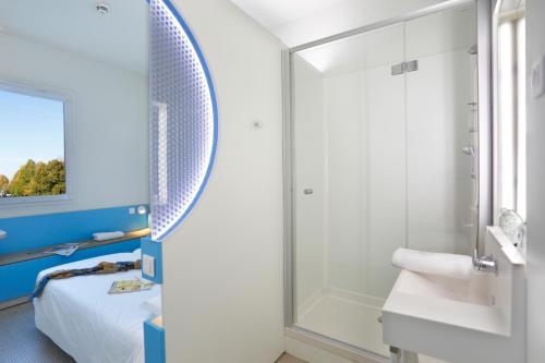 Et badeværelse på First Inn Hotel Paris Sud Les Ulis