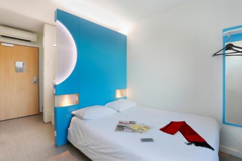 Katil atau katil-katil dalam bilik di First Inn Hotel Paris Sud Les Ulis