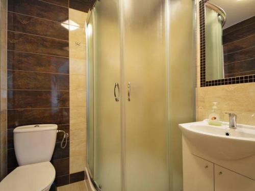 シュツァブニツァにあるKamilaのバスルーム(シャワー、トイレ、シンク付)