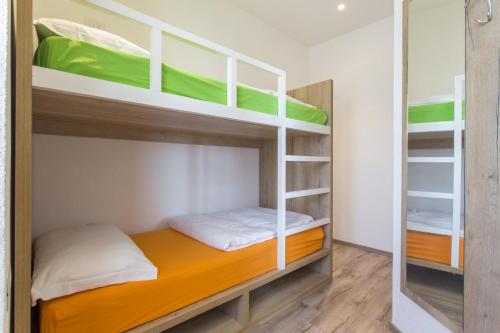モルヴェーノにあるIl nido molvenoの小さなお部屋で、二段ベッドが備わります。