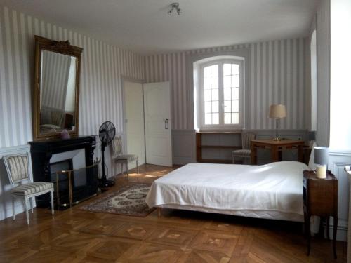 A bed or beds in a room at Château Bel-Air