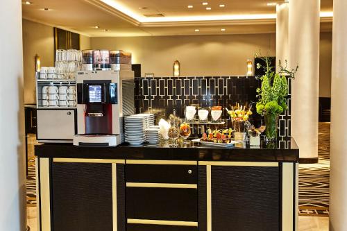 a bar in a hotel lobby with food and drinks at Steigenberger Hotel Bad Homburg in Bad Homburg vor der Höhe
