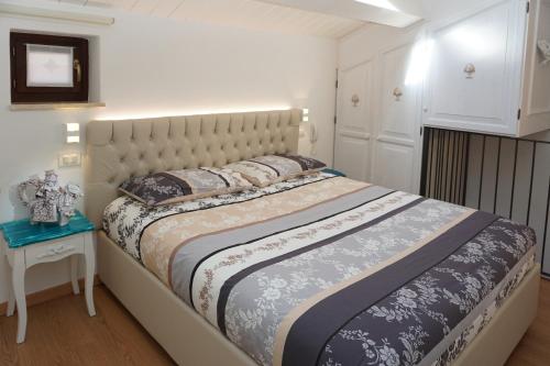 ein großes Bett in einem Zimmer mit einem Tisch in der Unterkunft Casa Vacanze Torre dei Gualtieri in San Benedetto del Tronto