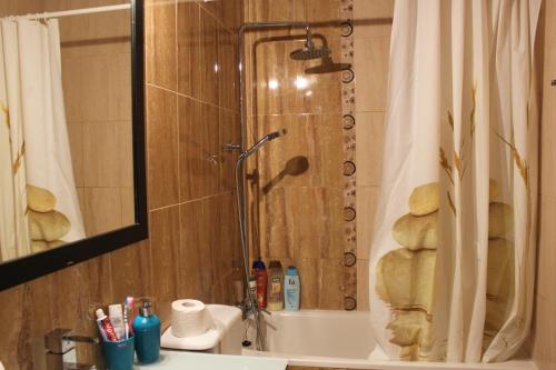 un bagno con doccia e lavandino di Beautiful Apartment Hercules a Costa Del Silencio