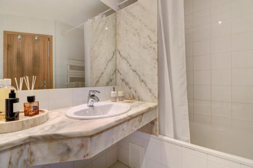 ein Bad mit einem Waschbecken und einem Spiegel in der Unterkunft Baltico Residence in Lissabon