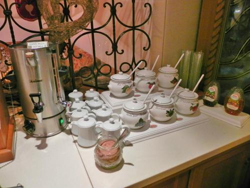 Příslušenství pro přípravu čaje a kávy v ubytování Hotel-Restaurant Sonnhof