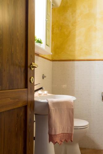 a bathroom with a sink and a toilet at Mulino del XVII secolo in Borgo a Buggiano