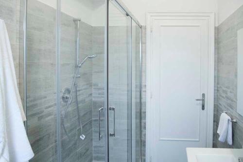 bagno con doccia e porta in vetro di Green view apartment a Roma