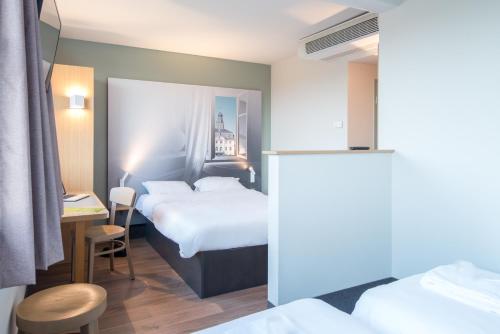 Un pat sau paturi într-o cameră la B&B HOTEL Freyming-Merlebach