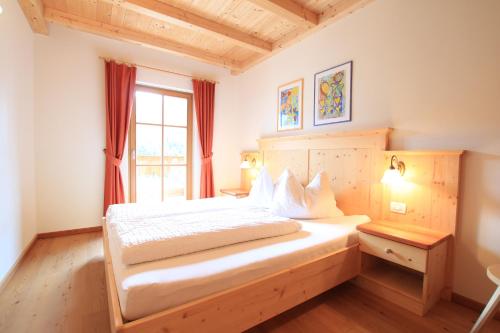 - une chambre avec un lit et une fenêtre dans l'établissement Paalhof, à Castelrotto