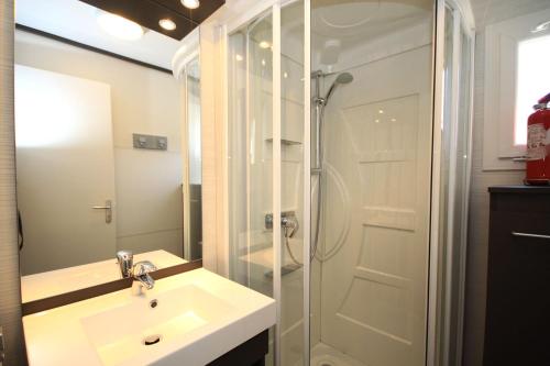 a bathroom with a sink and a shower at Lecci e Murta in Propriano