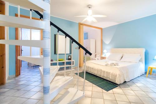 ガリポリにあるZen Apartmentのベッドルーム1室(ベッド1台付)、螺旋階段