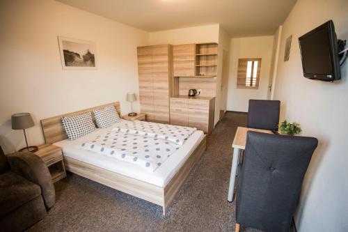 Un pat sau paturi într-o cameră la Pokoje Nerja