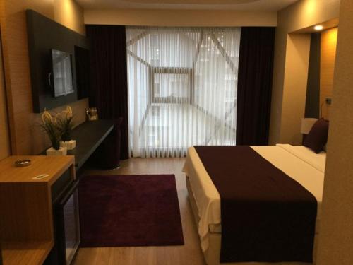 Кровать или кровати в номере Aydinoglu Hotel