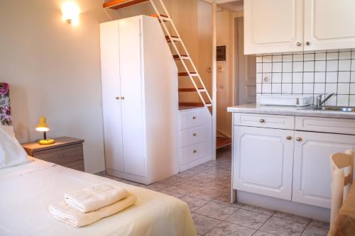 Gallery image of Villa View Studios in Andros