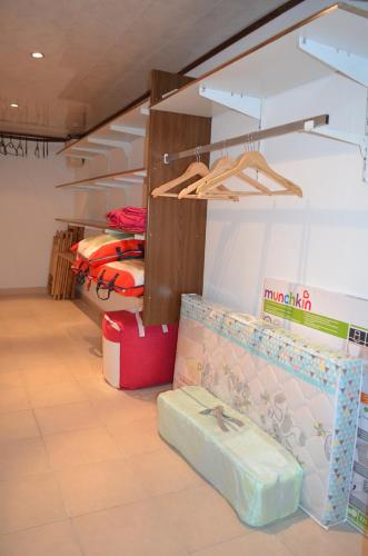 une chambre remplie de nombreux lits superposés dans un magasin dans l'établissement Appart vue sur port, à Boulogne-sur-Mer