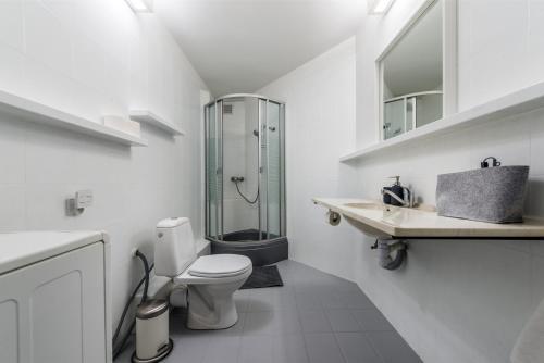 ソポトにあるMW Apartamenty - Seaview at Monte Casinoの白いバスルーム(トイレ、シャワー付)