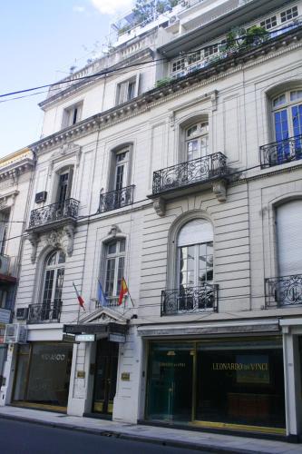 un gran edificio blanco con balcones en una calle en Leonardo Da Vinci Residence en Buenos Aires