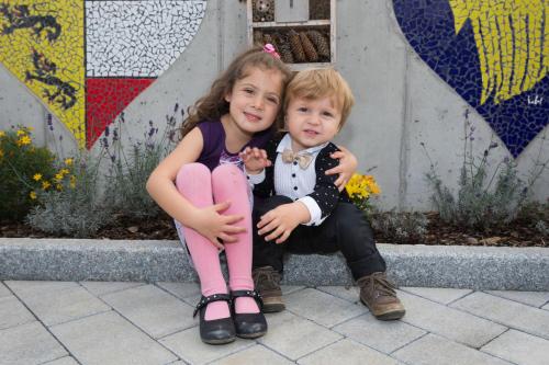 a boy and a girl sitting on a curb at NATURpur 4613 in Baldramsdorf