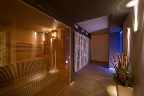 a hallway with a walk in shower in a room at Hotel Diamante in Negrar