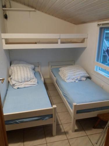 Postel nebo postele na pokoji v ubytování Strand Huset
