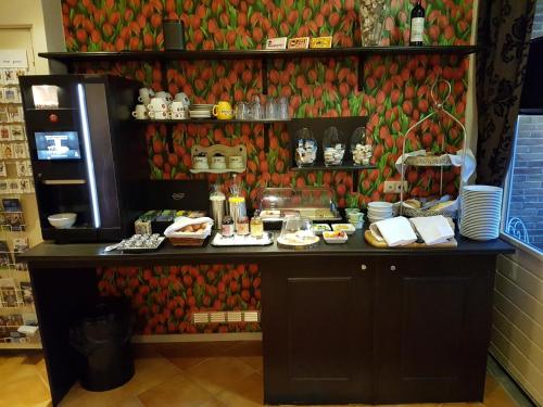 eine Küche mit einer Theke mit Essen darauf in der Unterkunft De Vier Seizoenen in Renesse