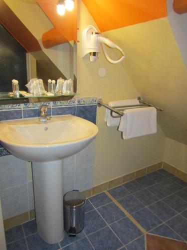 a bathroom with a sink and a mirror at Fifi Moulin in Serres