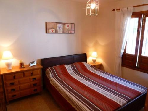 Postel nebo postele na pokoji v ubytování 1 Bed Traditional Holiday Rental Cottage Oasis Capistrano Nerja Spain