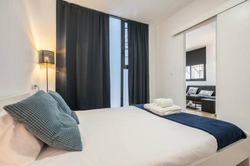 セビリアにあるVilla Castillaのベッドルーム(白いベッド1台付)、リビングルームが備わります。