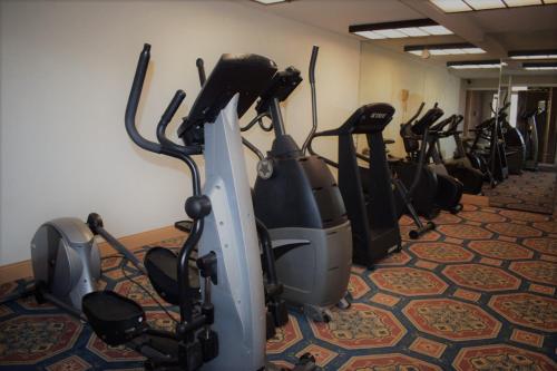 una fila de bicicletas estáticas alineadas en una habitación en Texas Inn & Suites en Denton