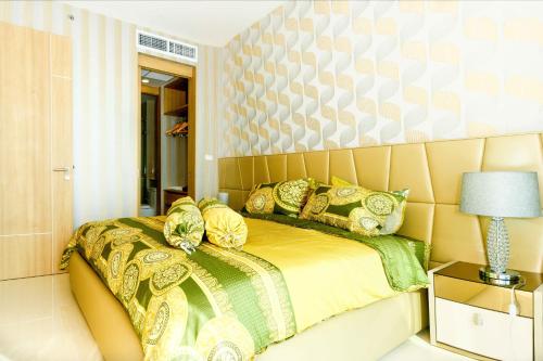 sypialnia z łóżkiem z żółtymi i zielonymi poduszkami w obiekcie Lux SL Luxury Style of Life 3 w mieście Pattaya North