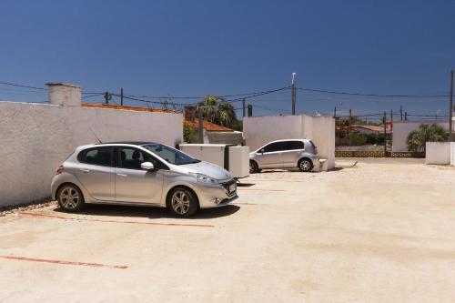 two silver cars parked in a parking lot at UY Proa Sur Hotel in La Paloma