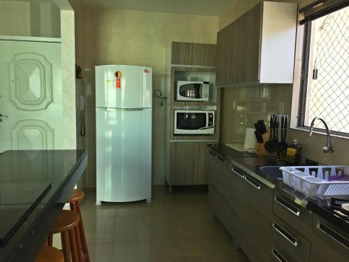 Dapur atau dapur kecil di INCRÍVEL Ap a 100m do MAR com Ar e Wi-Fi