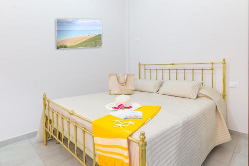シルヴィ・マリーナにあるGreen Marine I9 Silvi Vacanzaのベッドルーム1室(黄色と白の毛布付きのベッド1台付)