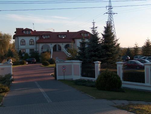una casa grande con una valla delante en Pod Lwami, en Błonie