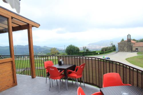 Vista generica sulle montagne o vista sulle montagne dall'interno del bed & breakfast