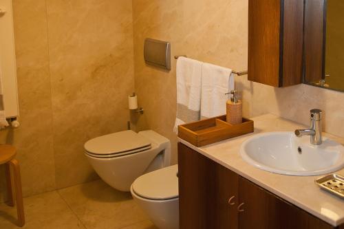 y baño con aseo y lavamanos. en Civitá Design & Accommodation, en Braga