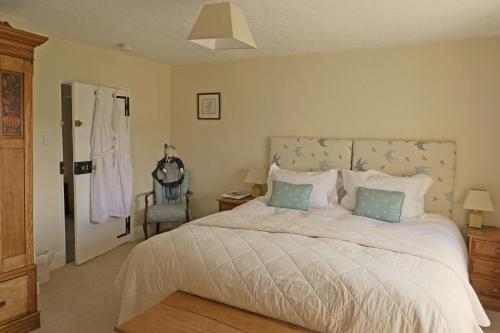 um quarto com uma cama grande e 2 almofadas em Firs Farm B&B em Masham