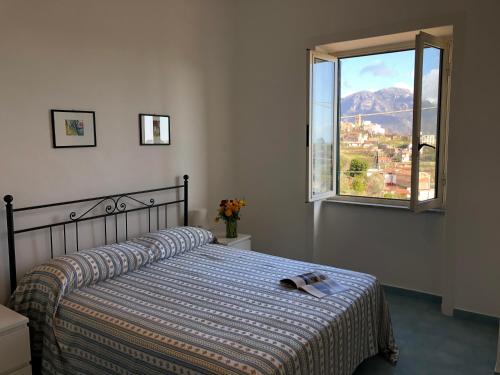 um quarto com uma cama e uma janela em Dolce Vista Apartment Amalfi Coast em Scala