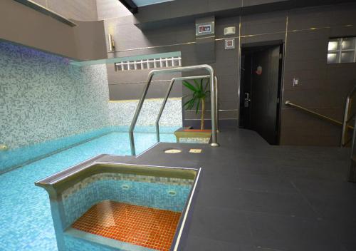 a pool with a hot tub in a building at qp Hotels Lima in Lima