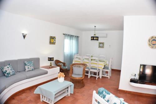 sala de estar con sofá y mesa en Villa Amendoeira-POOL HEATED, en Guia